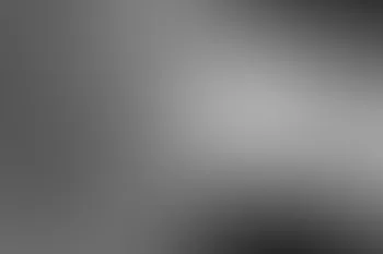 Laptop zeigt laufende Online-Besprechung